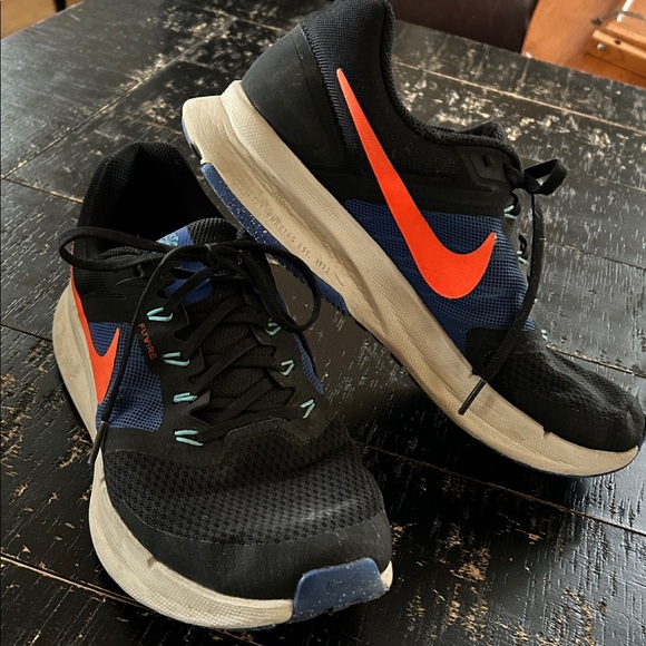 Nike Black and Blue Running Shoes with Vibrant Orange Logo - Picture 4 of 7